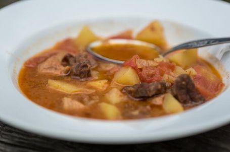 RECEPT ZA GULAŠ ČUVENOG KUHARA KOJI GA NAJBOLJE PRAVI: Zbog 1 trika meso je SOČNO I MEKANO