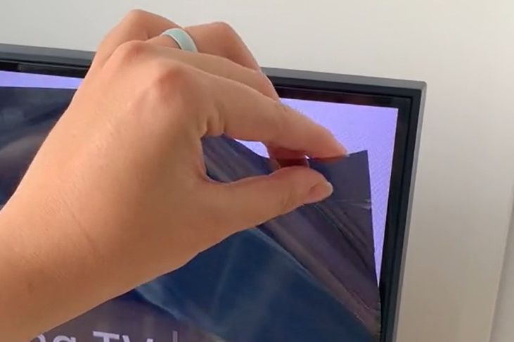 Kupila televizor i skinula “zaštitni sloj”: Uslijedilo je iznenađenje (VIDEO)