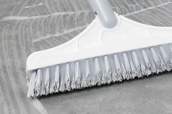 Stavio je samo jedan sastojak na metlu i kuća mu je zablistala: Svi su oduševljeni ovim trikom