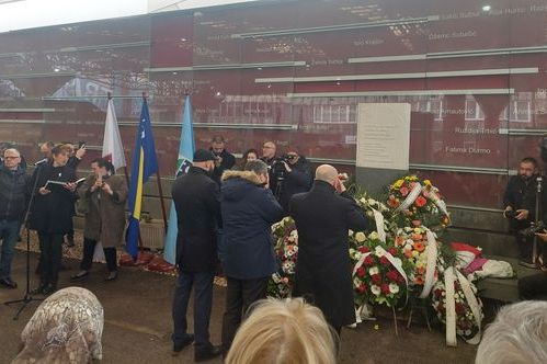 Suze, bol i muk: Brojne delegacije i građani odali počast ubijenima na Markalama