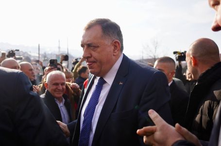 Detalji s ročišta: Dodiku konačno pročitana optužnica, njegove pristalice uz zvižduke napustile....