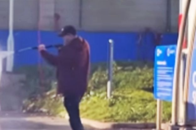 SNIMAK IZ AUTO PERIONICE JE VIRALNI HIT: Moraćete dobro da protrljate oči kad vidite šta čovjek radi