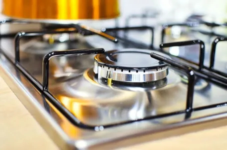 JEDNOSTAVAN TRIK: Evo kako očistiti plamenike na šporetu