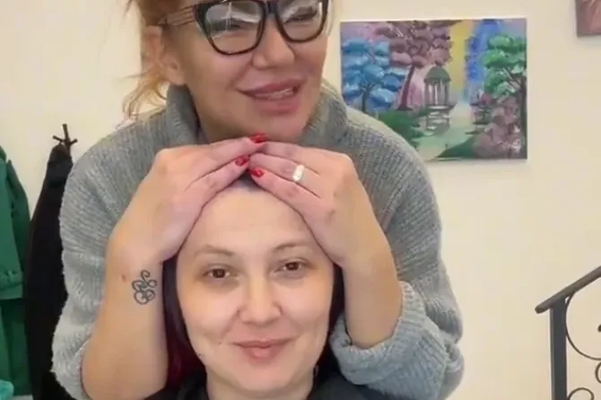 Da je mogla VRISNULA BI OD MUKE: Frizerka OFARBALA ŽENU U 'ZALAZAK SUNCA', a njoj PAO MRAK NA OČI