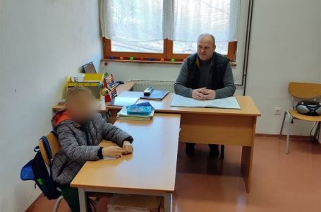 Sam u razredu: Jedan učenik, jedan učitelj u osnovnoj školi kod Olova