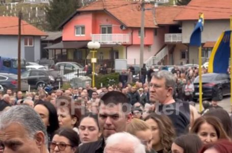 Stotine ljudi došlo na dženazu ubijenoj Amri Kahrimanović u Tuzli