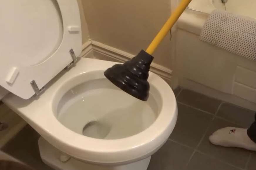 BEZ RIBANJA I HEMIKALIJA: Ovako se WC šolja najbolje čisti, za 5 minuta će zablistati kao nova