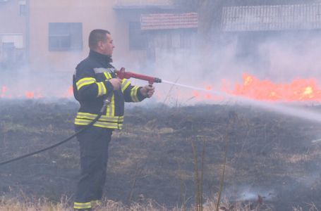 Paljenje korova izmaklo kontroli: Požar u banjalučkom naselju