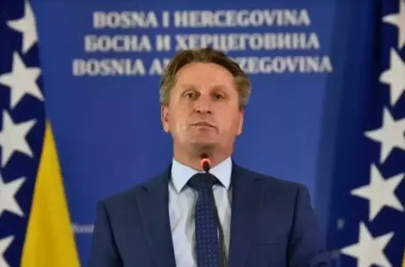 Jasmin Emrić o političkim dešavanjima u BiH: 'Dopunjeno izdanje braće Grimm: Dva vuka i tri kozlića'