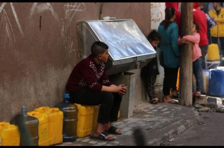 Palestinci čekaju u redovima: Nestašice vode u Gazi koja je pod izraelskim napadima