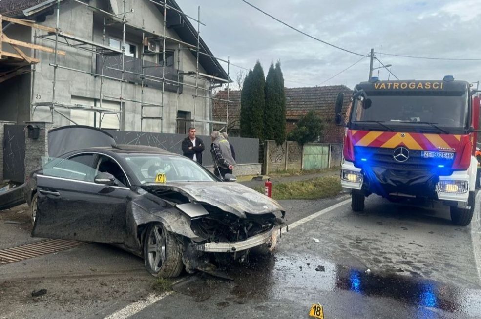 Mercedesom se zabio u kuću: Putnici morali biti izvlačeni iz smrskanog auta