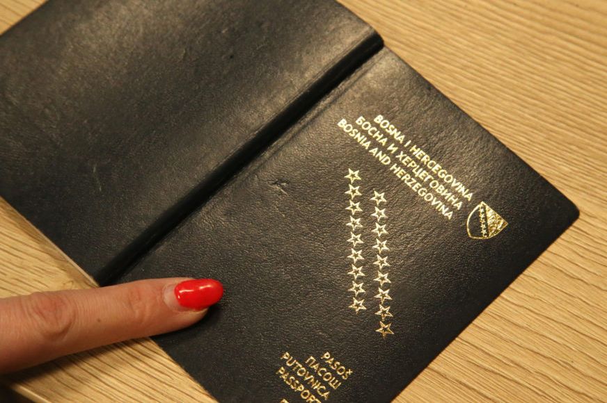 MNOGI NE ZNAJU PRAVI RAZLOG: Na fotografiji za pasoš i dokumente niko ne smije da se smije