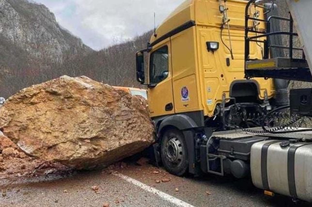 STIJENA PALA NA KAMION: Vozač je za "dlaku" izbjegao