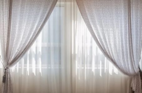 Tajna novog trenda oduševljava ljude: Otkrijte zašto svi prskaju svoje prozore lakom za kosu