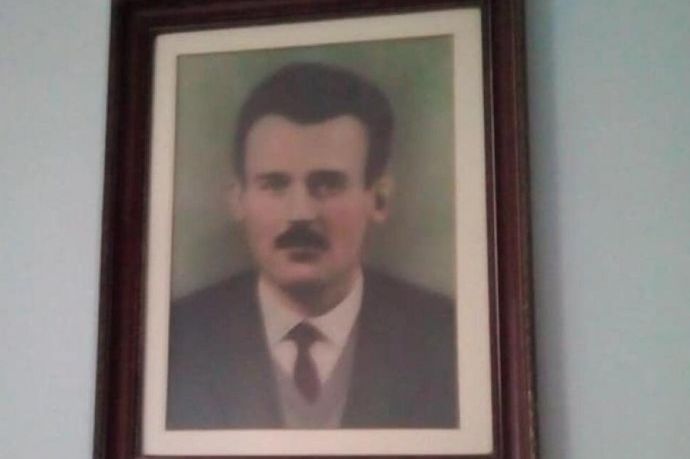 SKINULE OČEV PORTRET SA ZIDA I OSTALE U ŠOKU: Sestre iz Obrenovca ne znaju kako se ovo našlo tu!