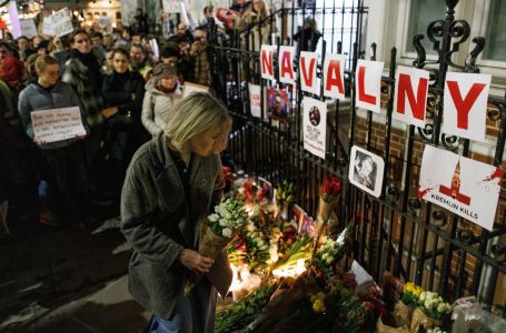 Više od stotinu osoba širom Rusije uhapšeno zbog odavanja počasti Navalnom