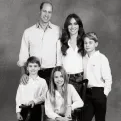 Fanovi primijetili jezive detalje na porodičnoj fotografiji princa Williama i Kate Middleton (FOTO)