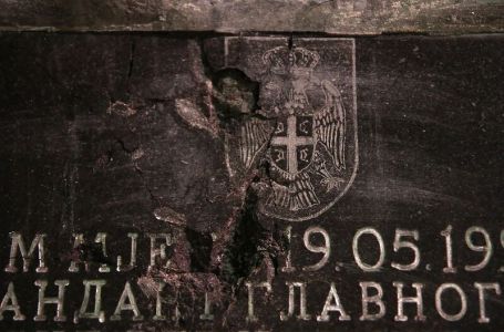 Sarajlije koje su uništile ploču zločincu Ratku Mladiću na Vracama moraju platiti 6.000 KM