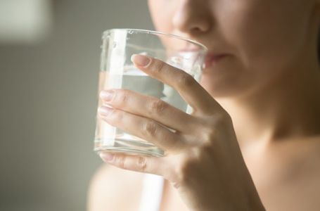 KOLIKO VODE STVARNO TREBA DA PIJEMO PO VRUĆINI? Pogledajte računicu doktora