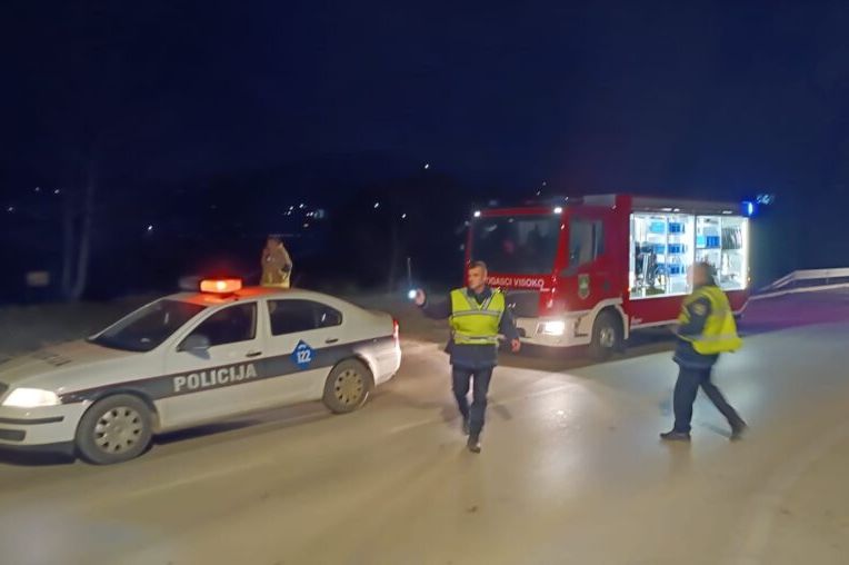 Teška saobraćajna nesreća u Visokom: Automobil u kojem su bile tri osobe sletio u rijeku Bosnu