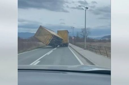 Veliko nevrijeme zahvatilo BiH: Prevrnut kamion na cesti, BOLNICA OSTALA BEZ KROVA
