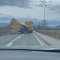 Veliko nevrijeme zahvatilo BiH: Prevrnut kamion na cesti, BOLNICA OSTALA BEZ KROVA