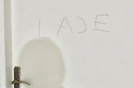 Pančevka umalo doživjela šlog kad je vidjela šta joj je KOMŠIJA NAPISAO NA VRATIMA STANA