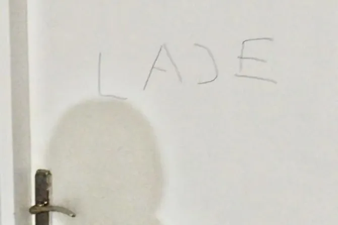 Pančevka umalo doživjela šlog kad je vidjela šta joj je KOMŠIJA NAPISAO NA VRATIMA STANA