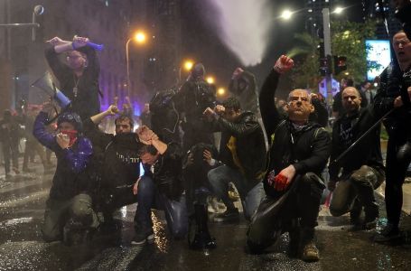 Policija u Tel Avivu pokazala svu brutalnost: Na protestima protiv Netanyahua građane udarali...