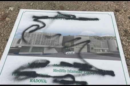 U Mostaru oborena i išarana ploča koju je postavila Islamska zajednica: Reagovali SDA, NIP, HDZ
