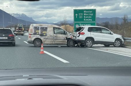 Saobraćajna nesreća na autoputu kod Sarajeva, policija vrši uviđaj