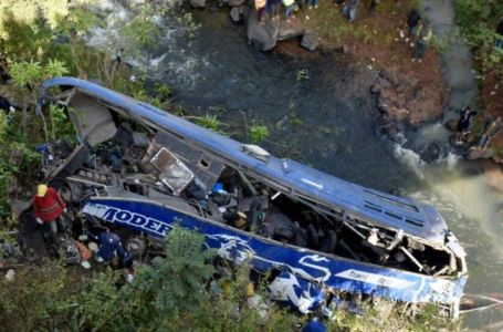 MALI: Autobus sletio s mosta, poginula 31 osoba