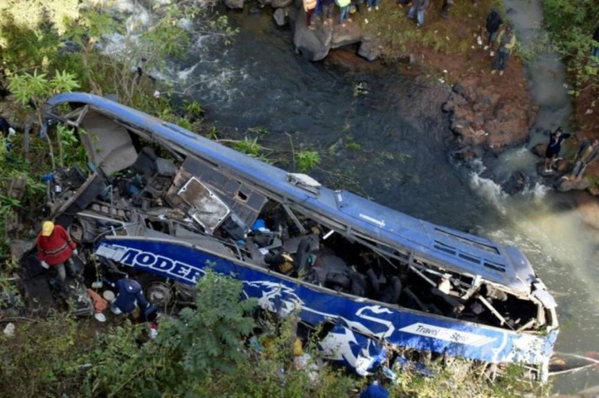 MALI: Autobus sletio s mosta, poginula 31 osoba