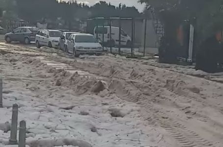 Ovo nije viđeno na Balkanu: Padao jak grad, bagerima čistili puteve poslije vremenskog haosa