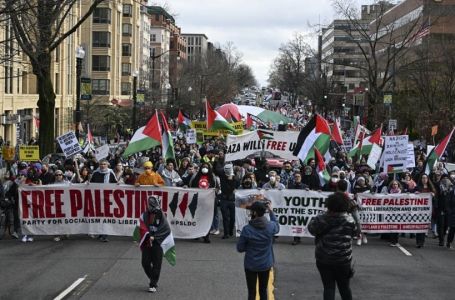 Stotine ljudi protestuje pred ambasadom Izraela u Washingtonu: "Oslobodite Palestinu. Stop genocidu"