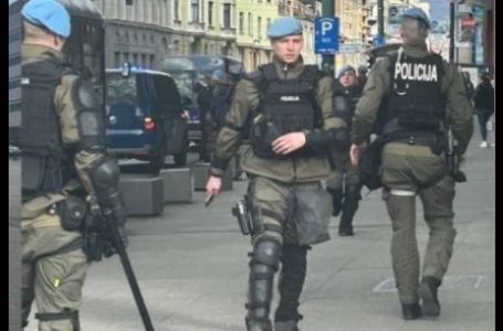 Nakon incidenta na Grbavici: Jake policijske snage ispred SCC, zaustavljen tramvaj na Marijin Dvoru