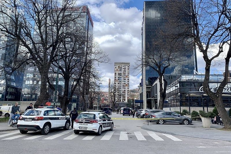 NEREDI UOČI UTAKMICE Navijači Sarajeva u pokušaju bijega autom udarili dva policajca na Grbavici