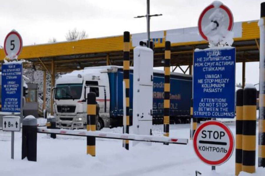 PREKO 2.400 TERETNIH VOZILA ČEKA U REDU: Šta se dešava na granici između ove zemlje i Ukrajine?