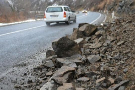 Na putevima u BiH povećana opasnost od odrona