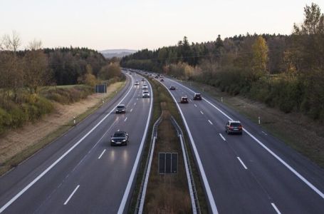 STANJE NA PUTEVIMA: Saobraća se suhim kolovozom uz povoljne vremenske uslove