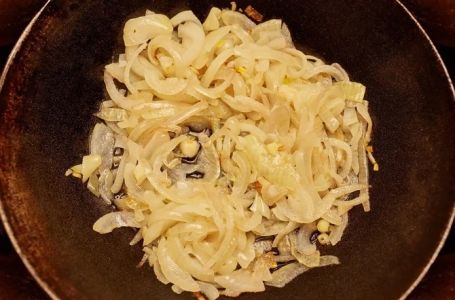 GENIJALNO: Profi kuhari otkrili kako da DINSTATE LUK, a NE USMRDITE CIJELU KUĆU