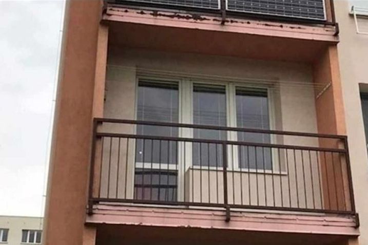 SLIKA JEDNE ZGRADE POSTALA HIT NA DRUŠTVENIM MREŽAMA: Pogledajte šta se nekome nalazi na balkonu