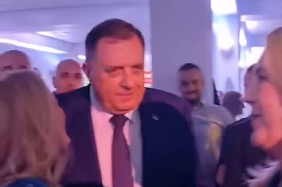 POGLEDAJTE KAKO DODIK I CVIJANOVIĆ PJEVAJU HIT ZDRAVKA ČOLIĆA: "Pusti, pusti modu..."