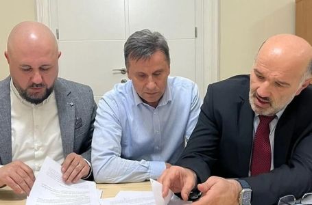 Fadil Novalić objavio fotografiju s novim advokatima: "Hvala dragi prijatelji"