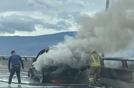 VATROGASCI NA LICU MJESTA: Automobil se zapalio tokom vožnje kod Sarajeva