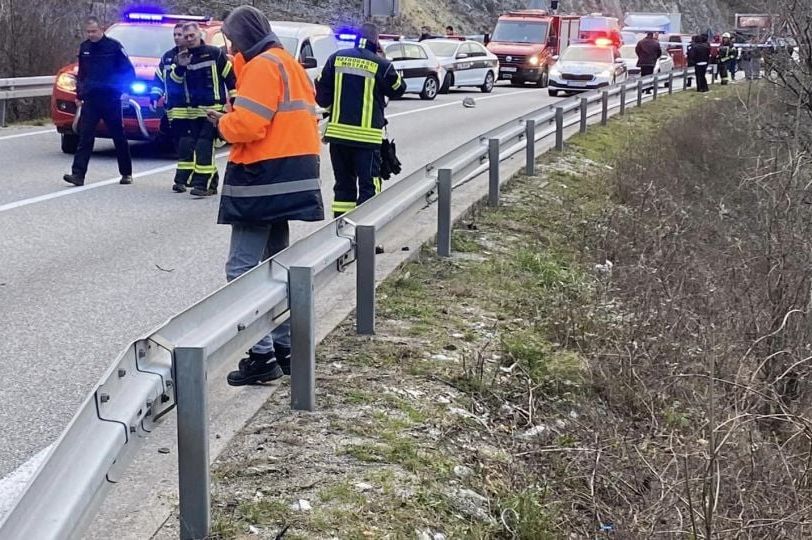 Saobraćajna nesreća u BiH: Dizalice izvlače automobile iz kanala, saobraćaj obustavljen