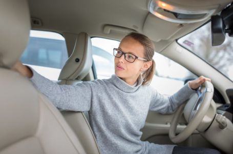 Žene jako često ovo rade u automobilu, a puno je opasnije nego što misle