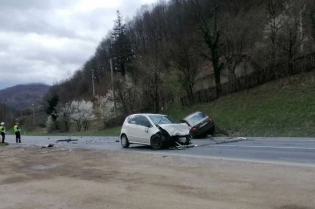 Težak sudar kamiona i dva automobila na M-17: Saobraćaj obustavljen, tri osobe povrijeđene