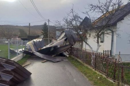 Snažni udari vjetra napravili veliku štetu u blizini Sarajeva