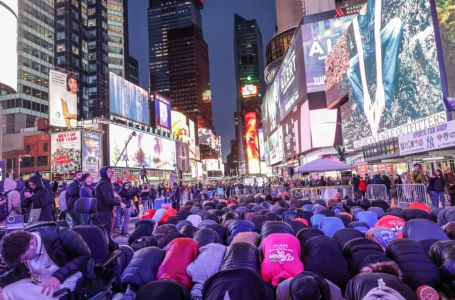 Pogledajte teraviju u centru New Yorka: Hiljade muslimana “preplavilo” čuveni Times Square